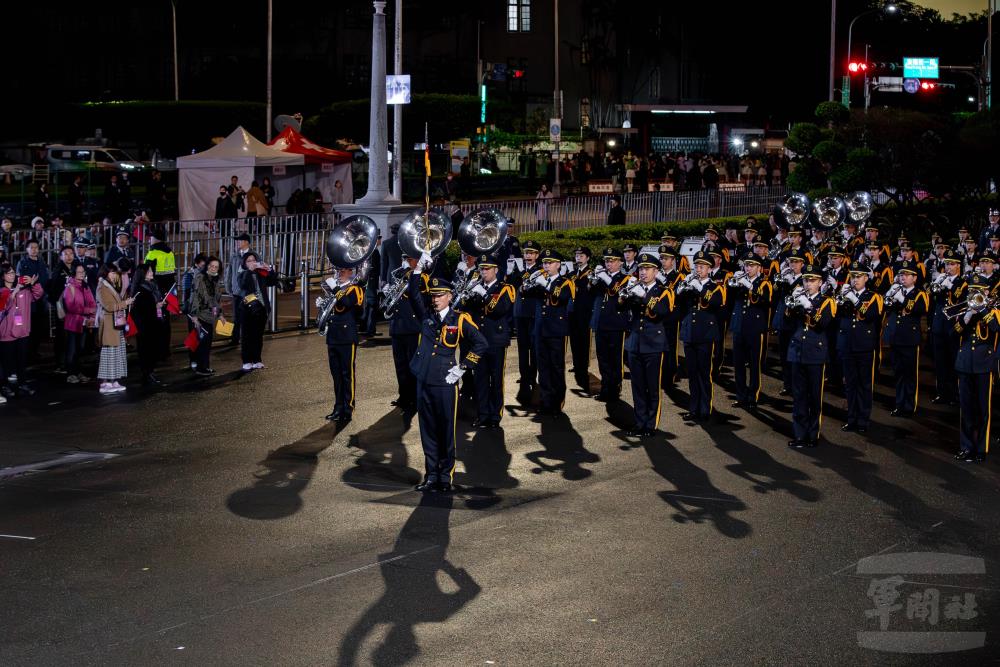 國防部示範樂隊以朝氣蓬勃樂聲，迎接新的一年。（軍聞社記者尤昱翔攝）