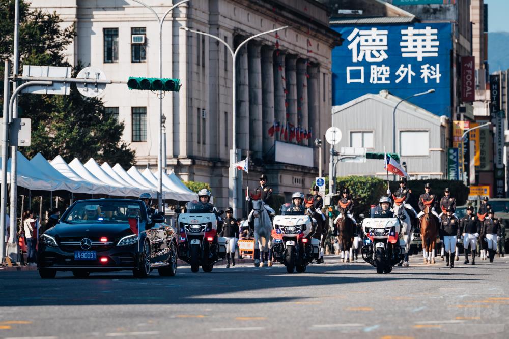 憲兵指揮部快速反應連為英雄車隊前導。（軍聞社記者吳東昇攝）