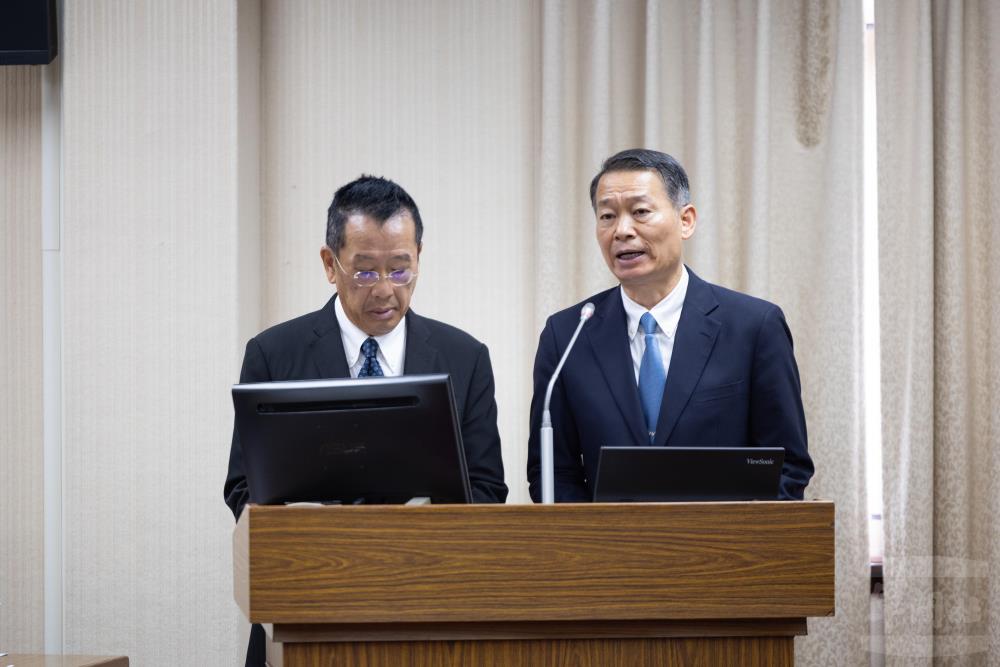 空軍參謀長李中將說明加強T-34C教練機處置與應變。（軍聞社記者吳柏融攝）