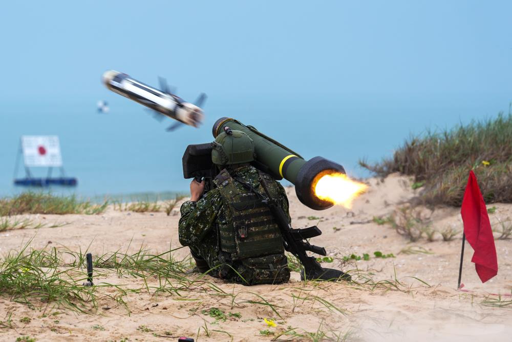 官兵在太武操演中實施標槍飛彈實彈射擊。（軍聞社記者陳傳奇攝）