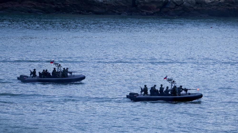 兩棲連官兵搭載成功艇對來犯之敵實施射擊。（青年日報提供）