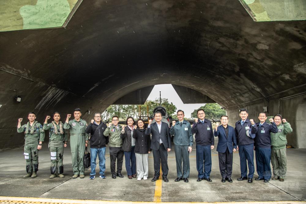 立委考察空軍一聯隊　肯定空軍捍衛領空辛勞