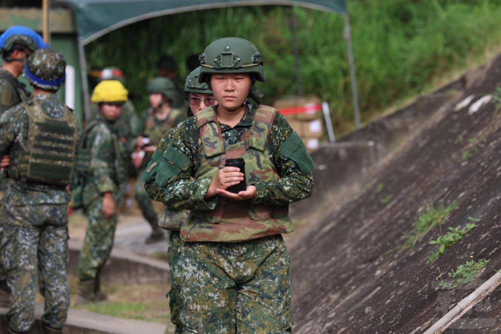 入伍生領彈時難掩緊張神情。（軍聞社記者林澤廷攝）
