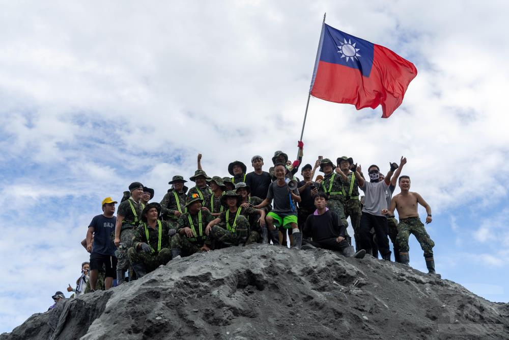 超人志工揮舞國旗共慶雙十　攜手國軍重燃希望