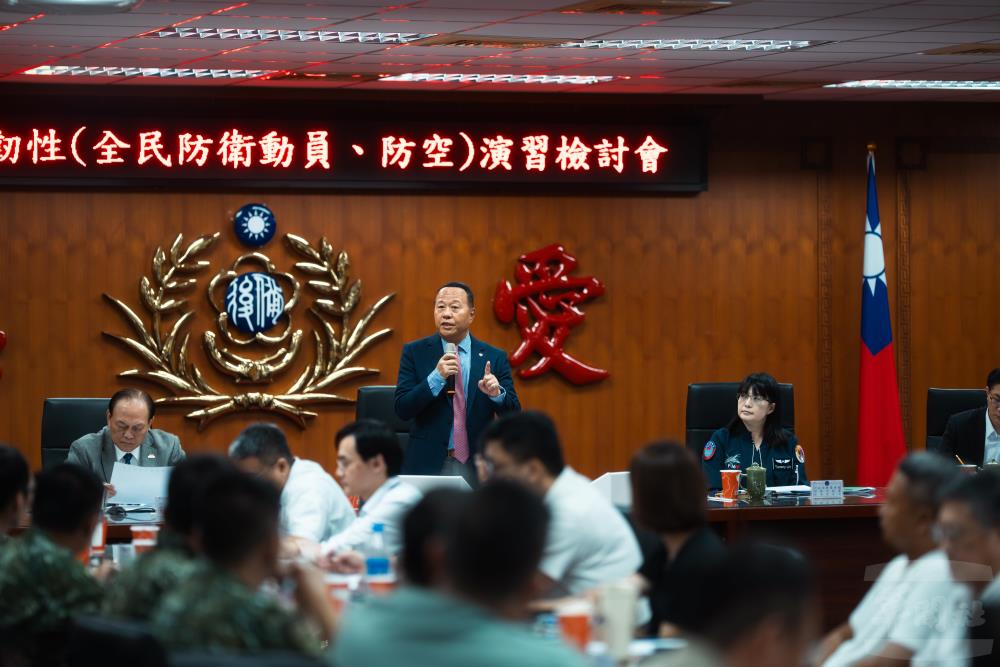 柏副部長11日主持「2025城鎮韌性（全民防衛動員、防空）演習檢討會」。（軍聞社記者文仁攝）