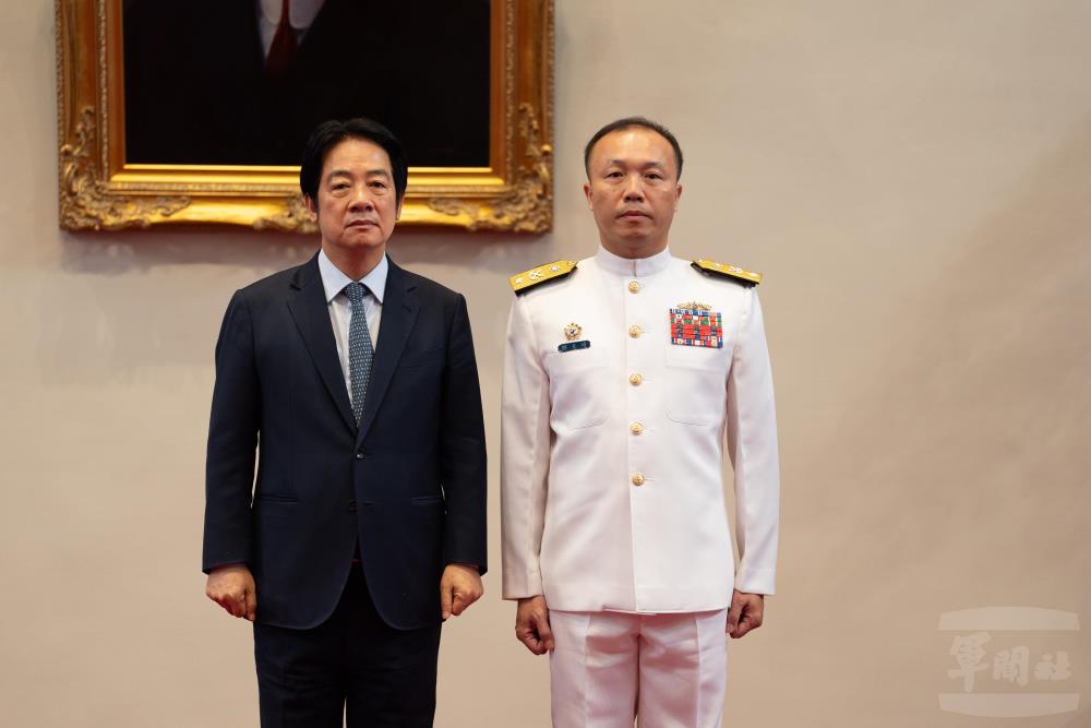 賴總統與劉文靖少將合影。（軍聞社記者呂尚俞攝）