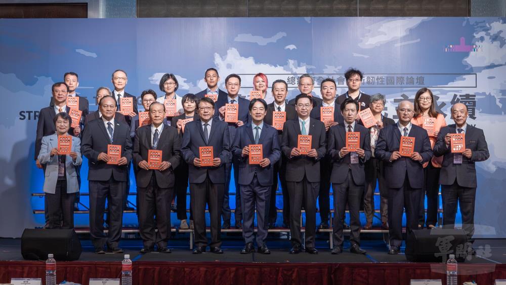 國防部發布了新版全民國防手冊：《當危機來臨時：臺灣全民安全指引》。（總統府提供）
