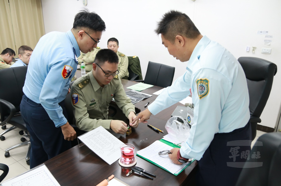 授課教官於課堂分享工作要點。（南法服提供）