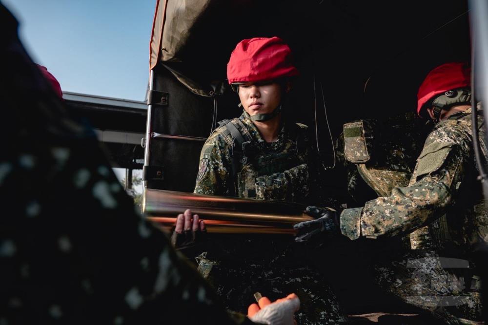官兵搬運彈藥。（陸軍第八軍團提供）
