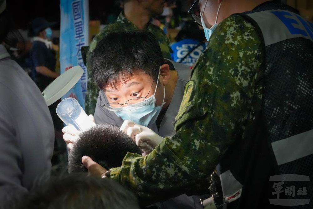 醫生對受傷病患實施初步處置。（軍聞社記者侯凱議攝）