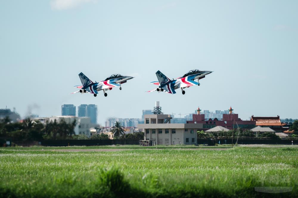 戰鬥組學員駕駛勇鷹高教機升空。（軍聞社記者林庭暉攝）