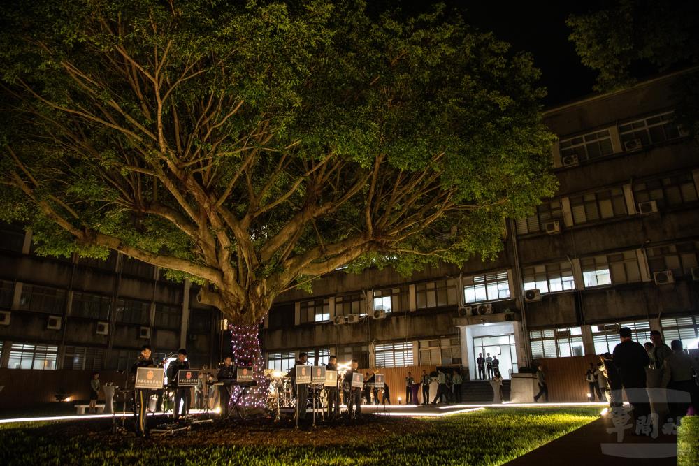 現場特別安排異國料理、特色餐點及夜市美食。（軍聞社記者王茗生攝）