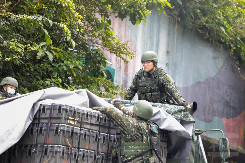 官兵執行彈藥繫固作業。（青年日報提供）