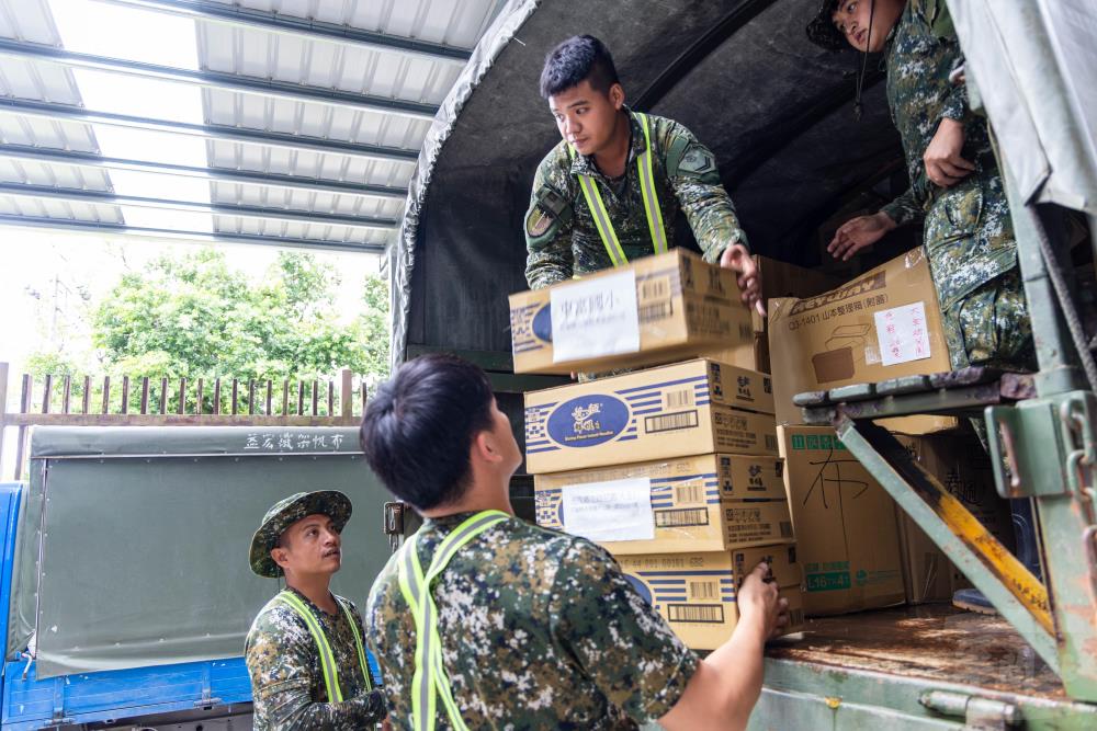 官兵迅速發送物資。（軍聞社記者蔡枋澐攝）