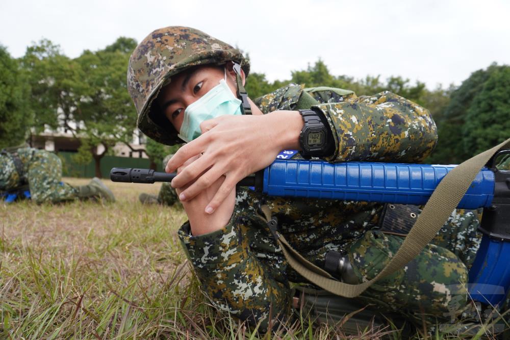 入伍新兵實施滾進訓練。（206旅提供）