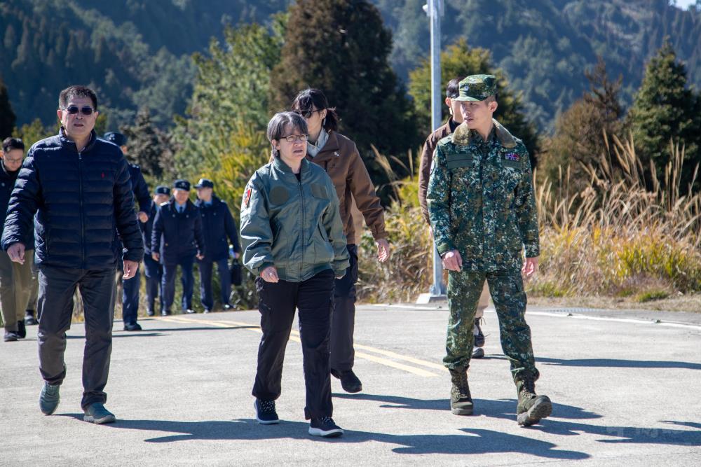 蕭副總統至空軍部隊瞭解空軍官兵平時工作情形。（軍聞社記者王進福攝）