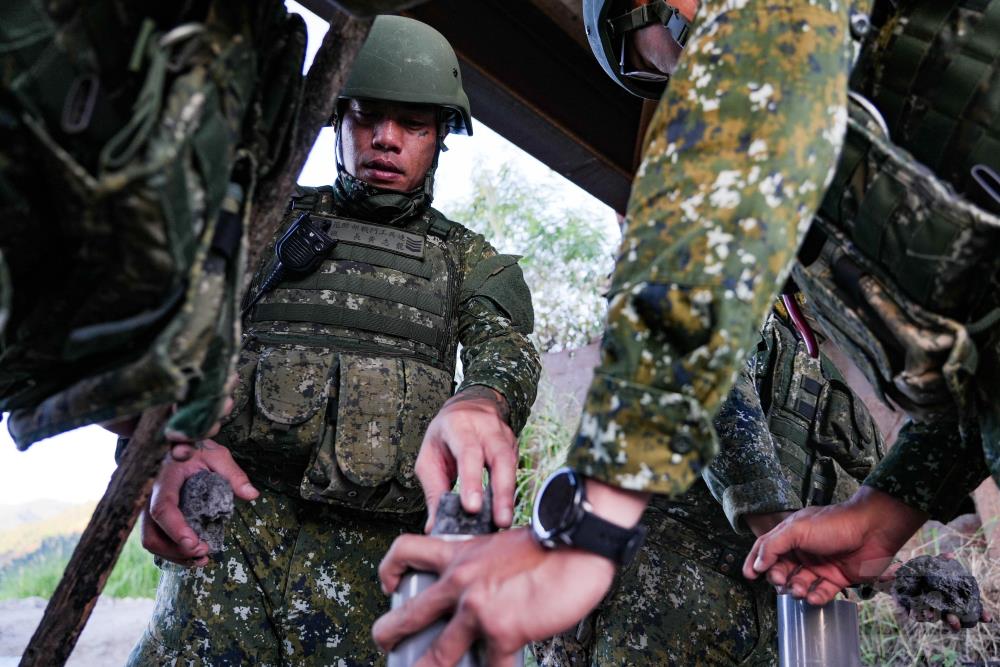 官兵填充內部裝藥。（軍聞社記者黃劭恩攝）