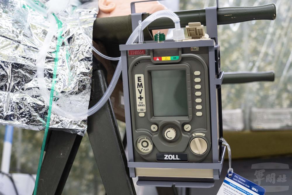 攜帶式軍用呼吸器。（軍聞社記者呂尚俞攝）