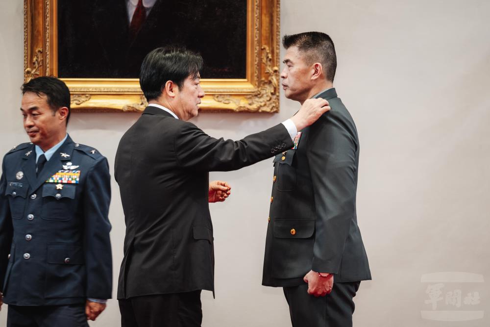總統為苑汝瑋少將授階。（軍聞社記者陳彥樺攝）