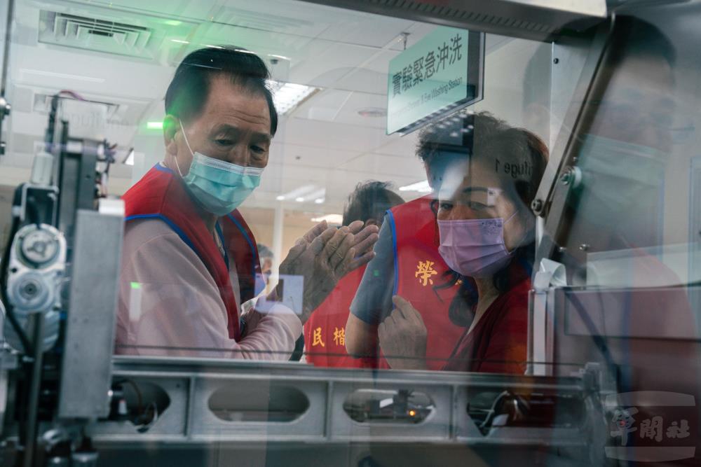 榮民楷模參訪全自動智能檢驗室。（軍聞社記者李恬恬攝）