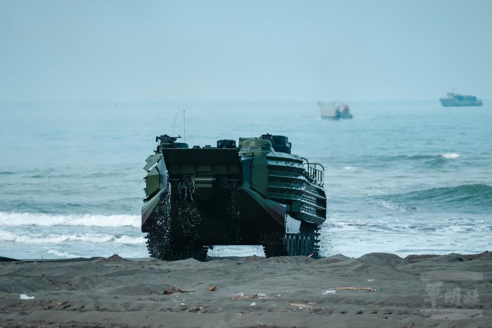 AAV7具有高機動、跨水域特性，能夠突破海岸防線、建立灘頭堡，並且持續輸出補給。（軍聞社記者林庭暉攝）