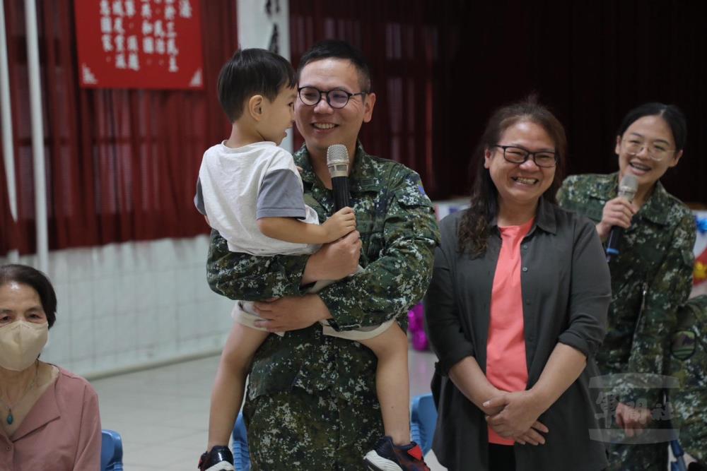 官兵向母親表達真摯感謝。（陸軍74通資群提供）