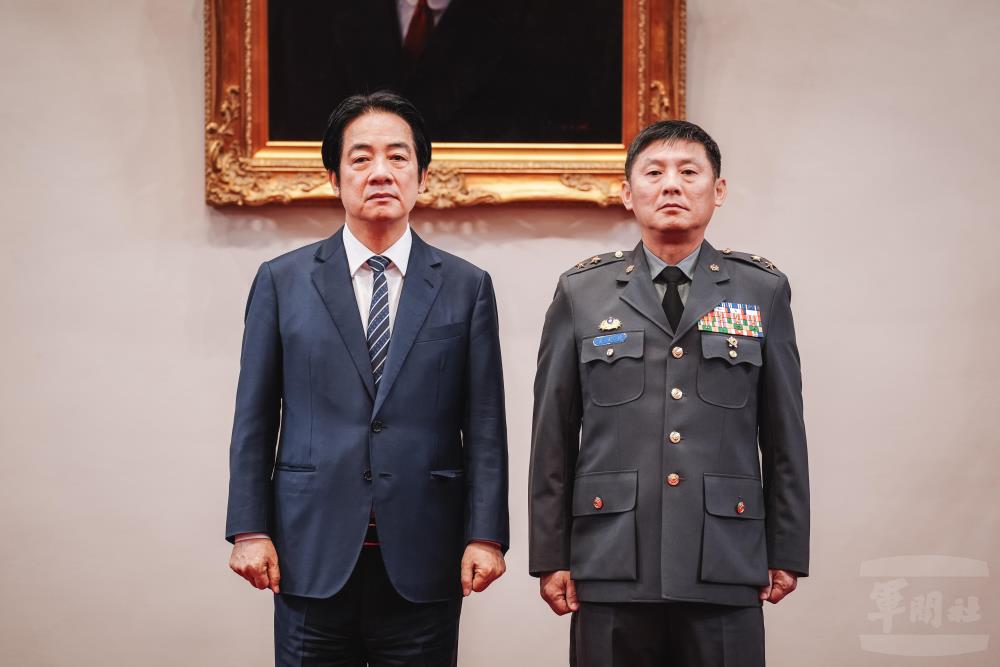 賴總統與黃中將合影。（軍聞社記者吳柏融攝）