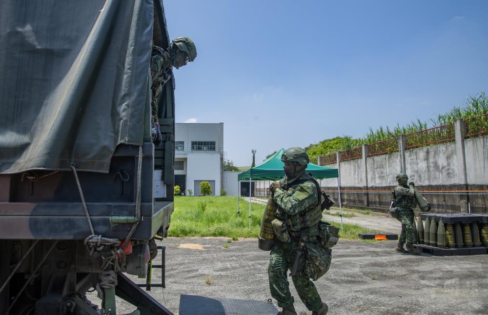 官兵完成彈藥清點、接收及協同作業等課目。（軍聞社記者吳柏融攝）