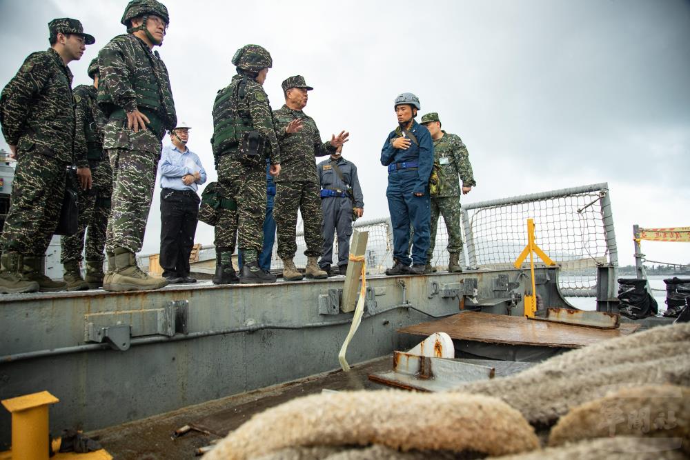 柏副部長登艦瞭解軍艦修復作業執行狀況。(軍聞社記者王茗生攝) 柏副部長登艦瞭解軍艦修復作業執行狀況。(軍聞社記者王茗生攝)
