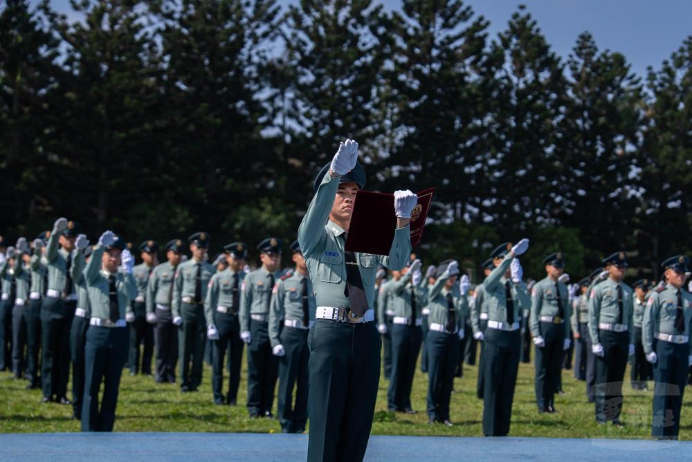 一年級學生進行「榮譽公約宣誓」。（軍聞社記者尤昱翔攝）