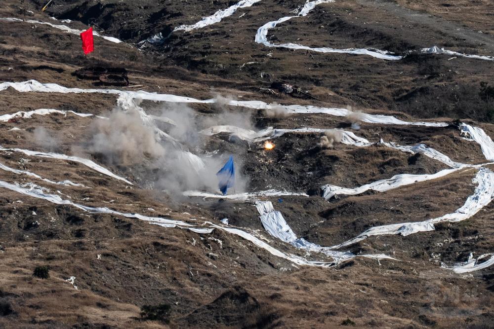 機砲精準命中目標區，揚起塵土與火光。（軍聞社記者林庭暉攝）
