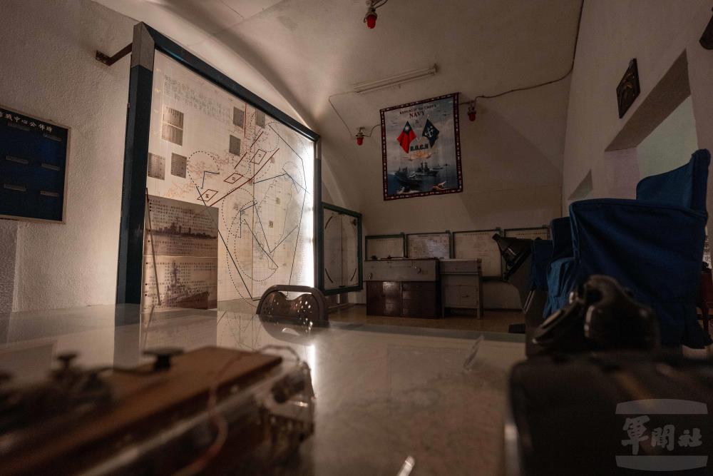戰情中心展區保留當年作戰指揮所使用的通聯設備與戰情資料。（軍聞社記者吳東昇攝）