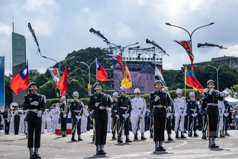 三軍聯合儀隊以整齊劃一的步伐、隊形變換及精湛操槍技巧，展現平時訓練成果。（軍聞社記者王茗生攝）