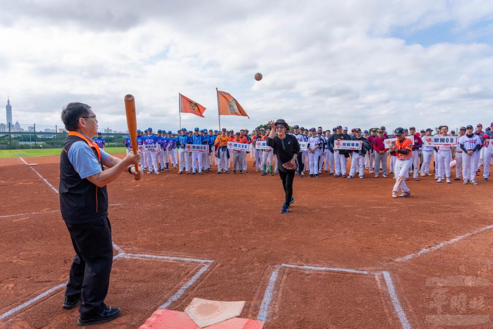復興崗校友會秘書長楊國茂代表陳理事長為活動開球。（軍聞社記者吳冠萱攝）