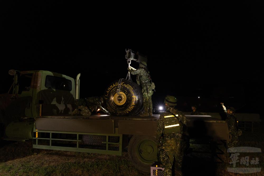 油囊吊運上車。（軍聞社記者林澤廷攝）