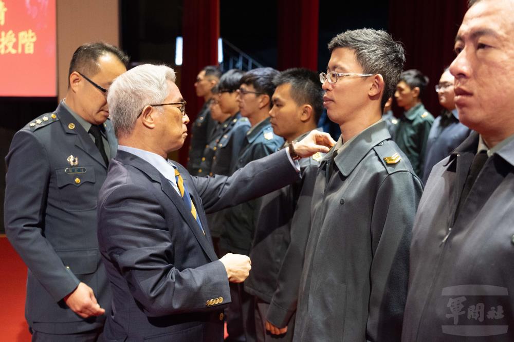 徐副部長為晉任人員授階。（軍聞社記者呂尚俞攝）