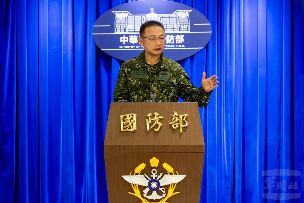 國防部政務辦公室主任兼發言人孫立方中將主持國防部臨時記者會。（軍聞社記者蔡枋澐攝）