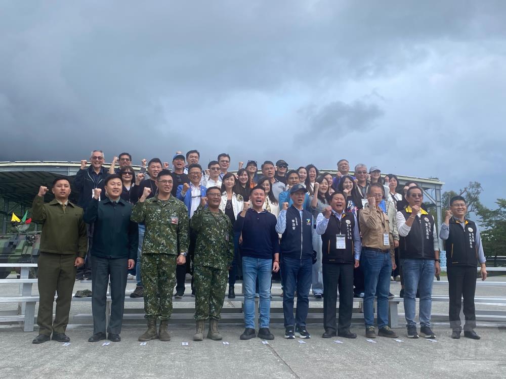 臺北市議會議長戴錫欽率領敬軍團，慰訪陸軍臺東地區指揮部。（軍人之友社提供）