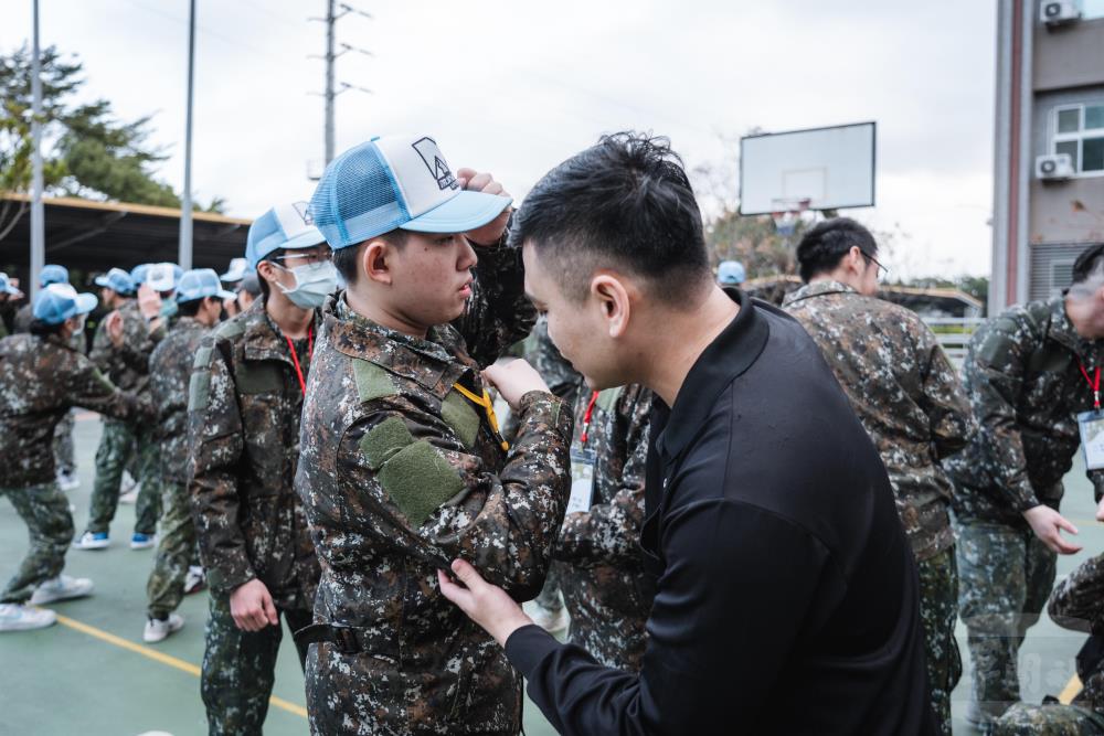 學員體驗「八極拳」傳統武術。（軍聞社記者陳彥樺攝）