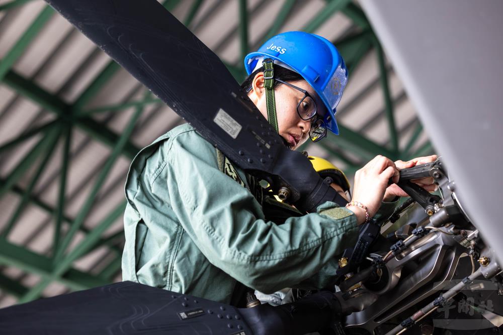 李宜潔士官長進行複式稽核。（軍聞社記者蔡枋澐攝）