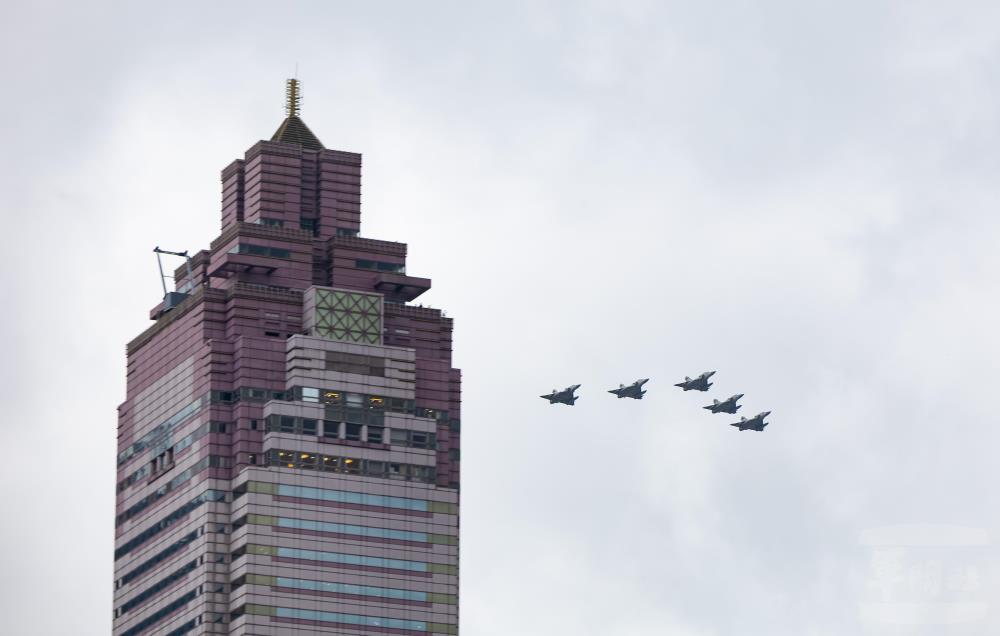 快速機隊通過總統府上空。（軍聞社記者吳柏融攝）
