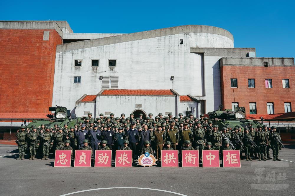 顧部長與官兵合影。（軍聞社記者陳軍均攝）