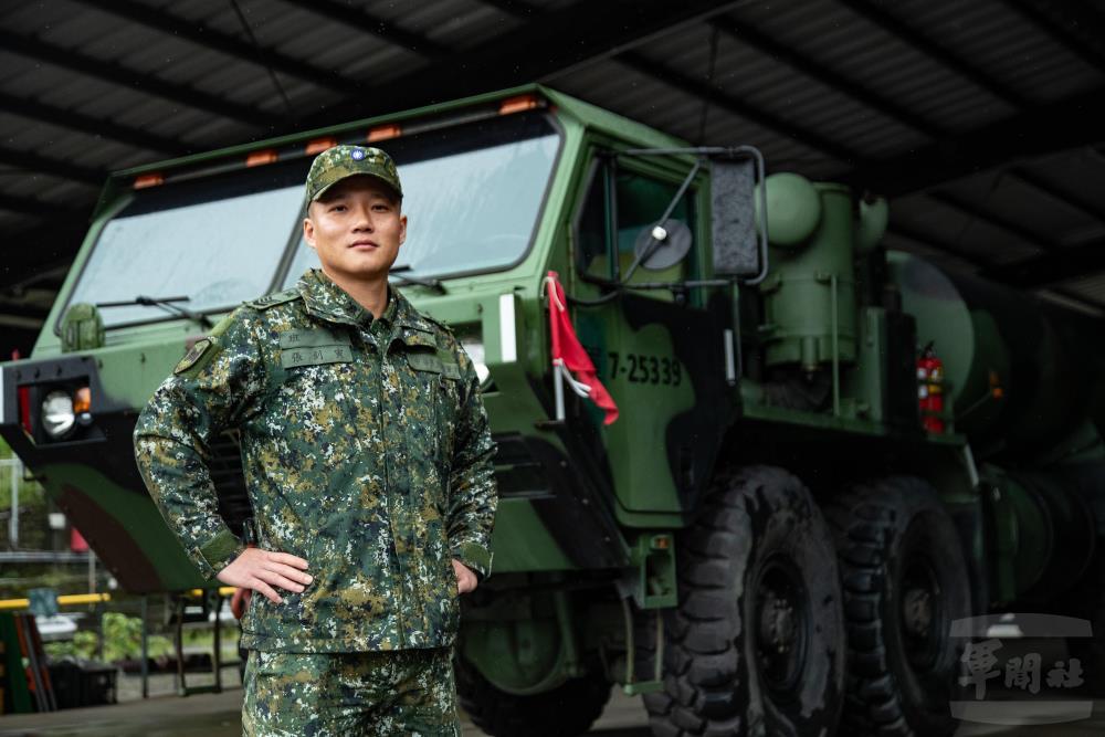 談到老戰友M978油罐車，張上士深有感觸。（軍聞社記者薛皓文攝）