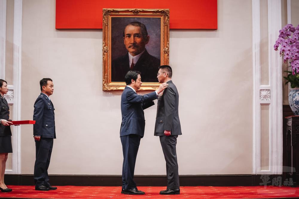 賴總統為侯中將授階。（軍聞社記者陳彥樺攝）