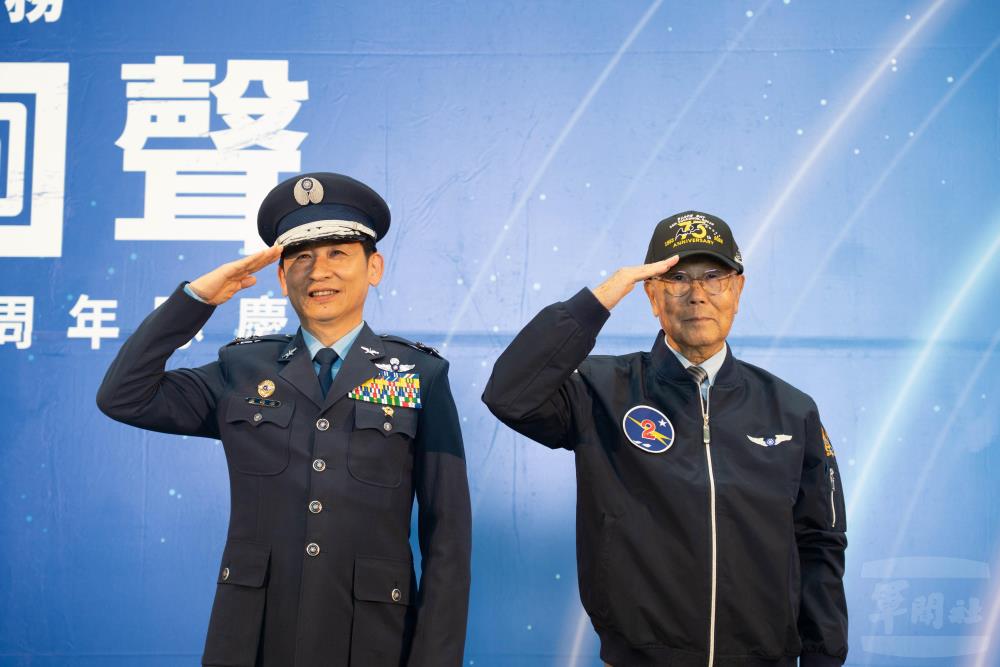 空軍政戰主任虞中將致贈黑蝙蝠中隊隊員邱垂宇前輩紀念帽。（軍聞社記者李恬恬攝）