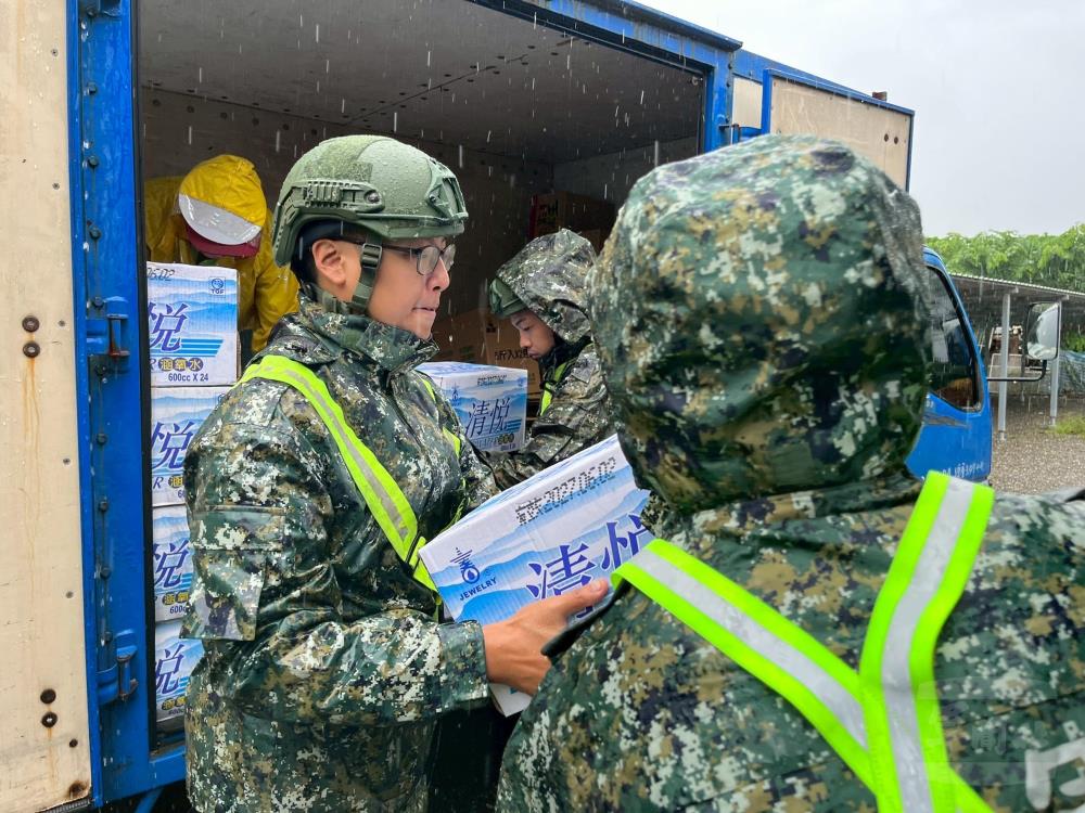 官兵協助物資分送。（第四作戰區提供）