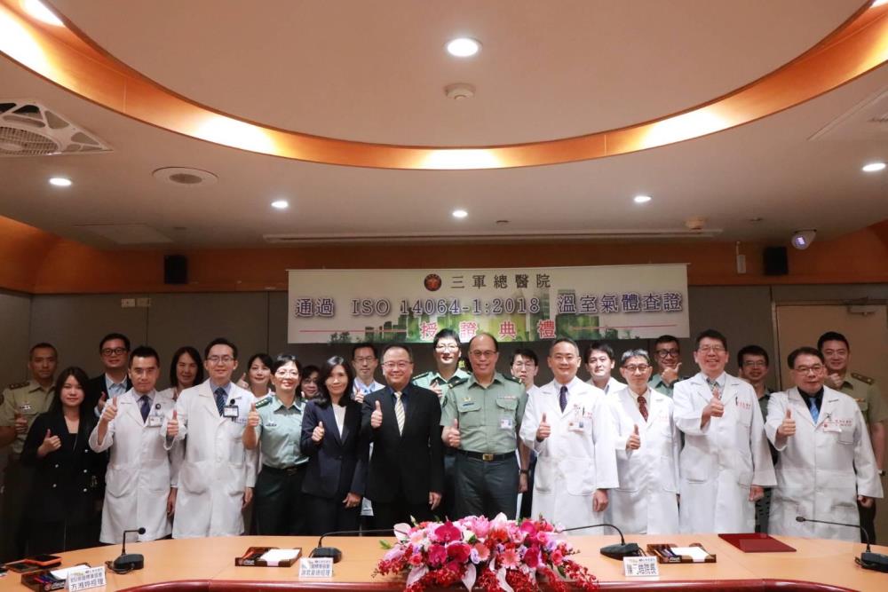陳院長率單位主管與BSI英國標協、致德國際顧問公司代表合影。(三軍總醫院提供) 陳院長率單位主管與BSI英國標協、致德國際顧問公司代表合影。(三軍總醫院提供)