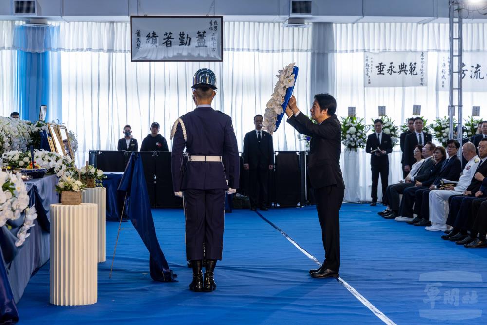 賴總統獻花致祭。（軍聞社記者蔡枋澐攝）