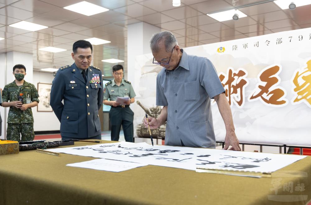 藝術名家李轂摩老師書寫勉勵人心題辭。（軍聞社記者吳柏融攝）