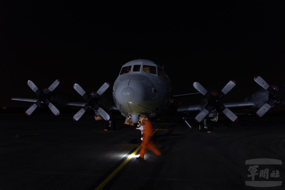 P-3C反潛機凌晨進行飛行前檢查。（軍聞社記者林澤廷攝）